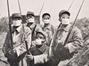 Soldats français portant un masque à gaz en 1915, de 